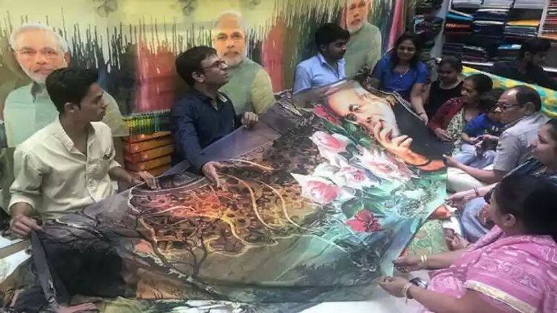 new kind of saree introduced with modi photo in surat