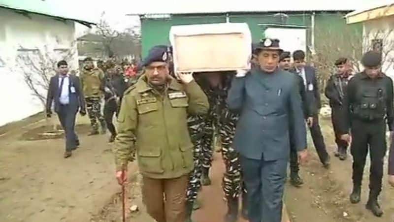 Union Ministers Rajnath Singh and J&K DGP Dilbagh Singh lend a shoulder to mortal remains of a CRPF soldier