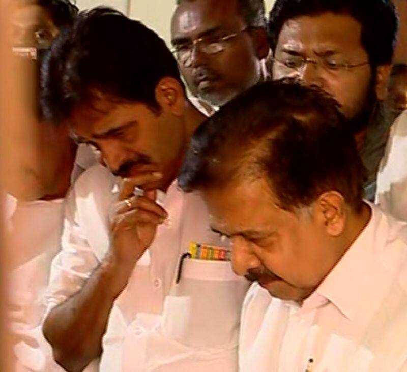 congress leaders including mullappally and chennithala breaks down in twin murder in kasargod