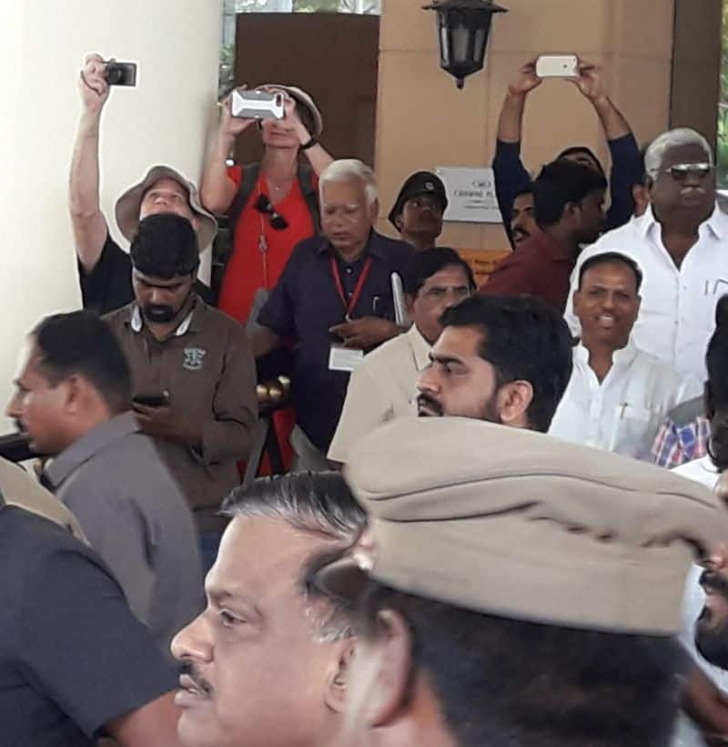 foreigner has taken the snaps while announcing allainace with admk party in crown plaza