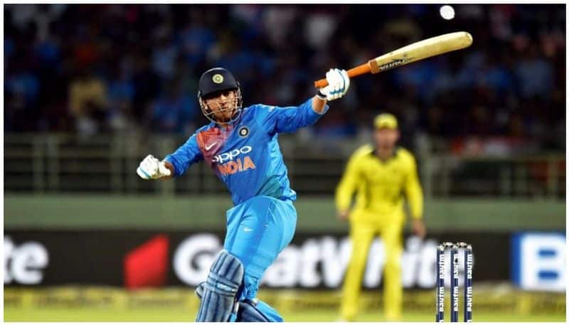 maxwell defends dhoni for his slow batting in first t20