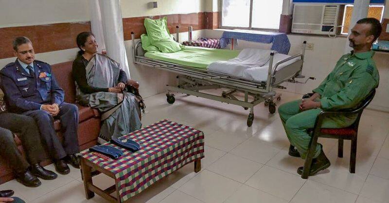 nirmala seethaaraman met abinandan in hospital