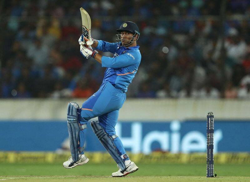 dhoni hits 4 consecutive fifties against australia in this year