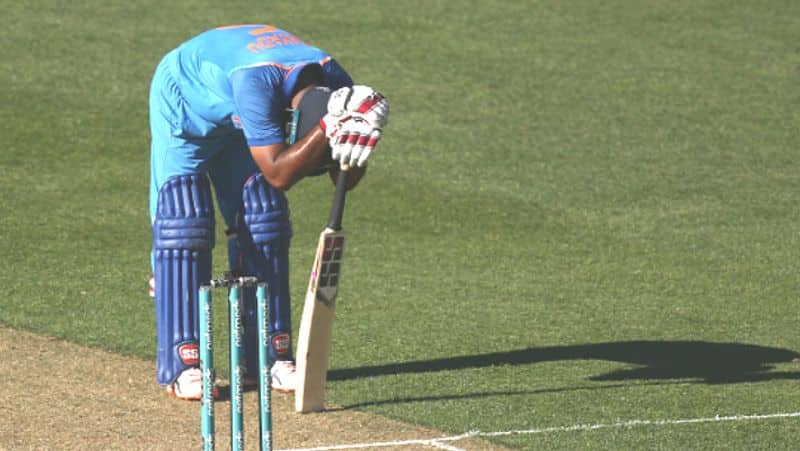 rayudu miss field in important and critical situation in second odi