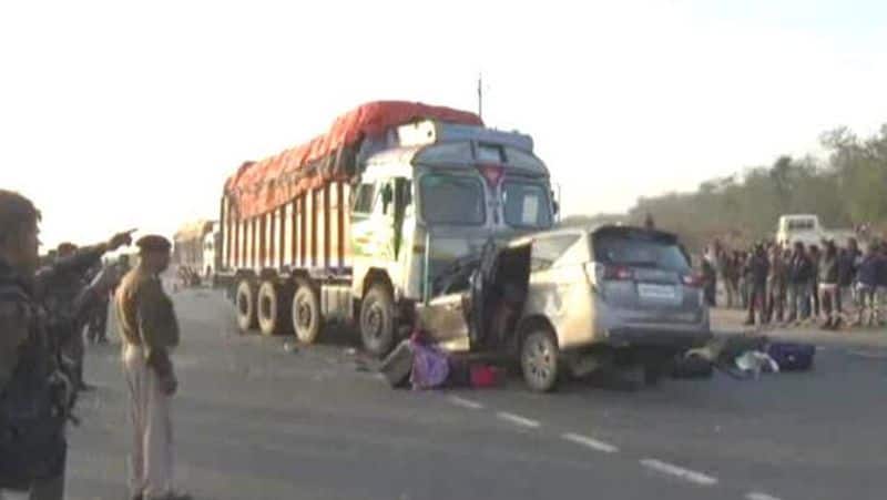 Jharkhand car-truck collision...10 people killed