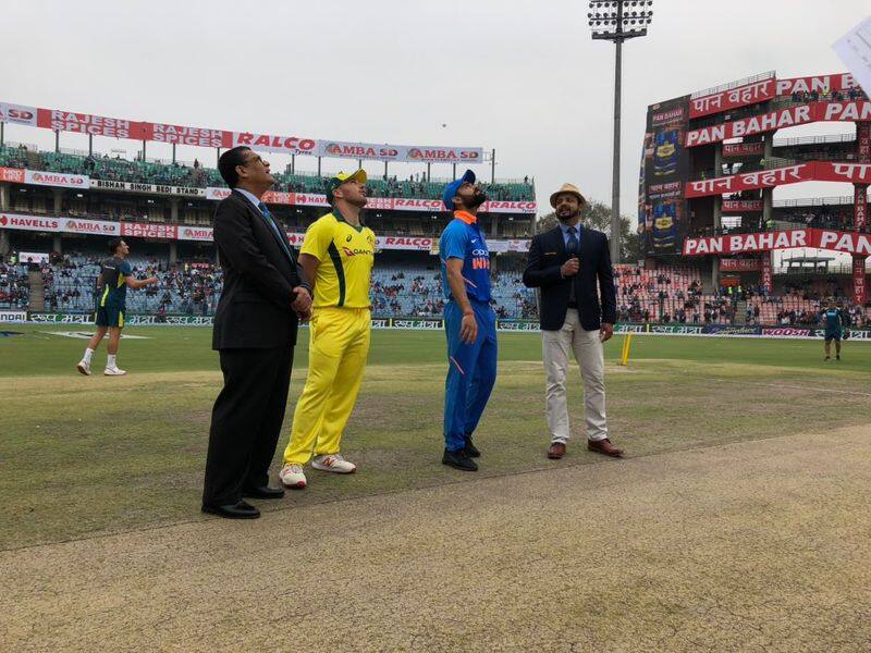 2 changes in indian team and australia won toss opt to bat in last odi