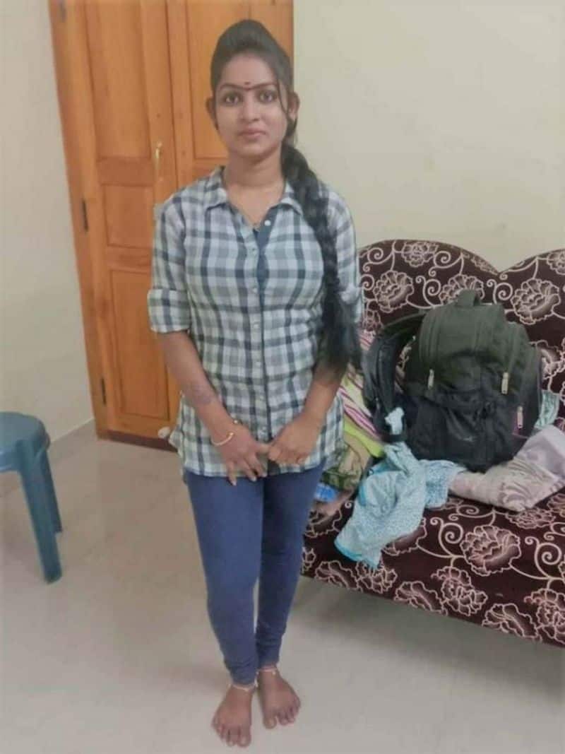 Younggirl escaped with 2 lakhs with car