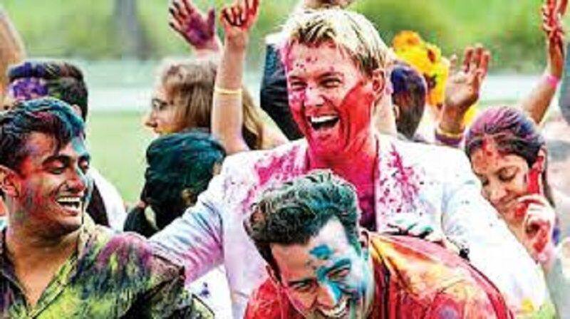 photograper rescued a boy while in the celebration of  holi