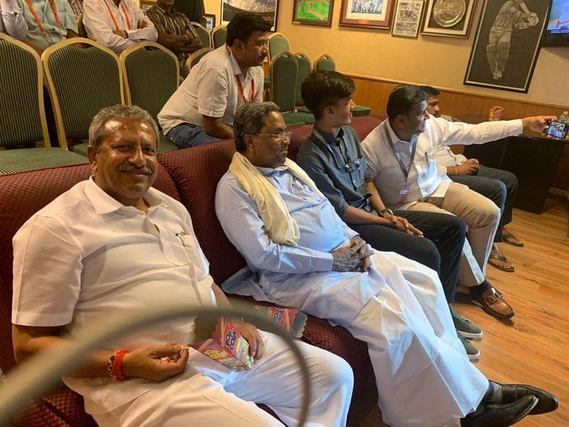 Siddaramaiah finds time to watch RCB vs Mumbai Indians match [Pics]