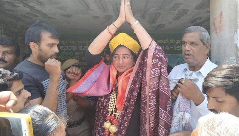 Mandya: Sumalatha Ambareesh obtains symbol; district commissioner complains