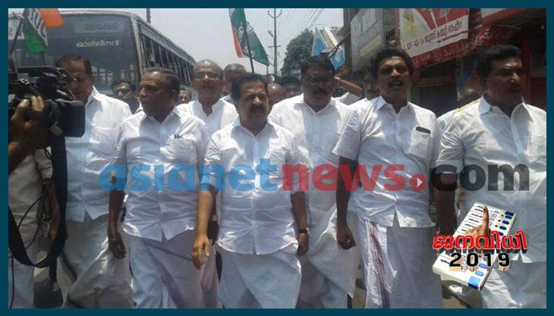 ramesh chennithala leads procession in alappuzha to celebrate rahul gandhi candidature