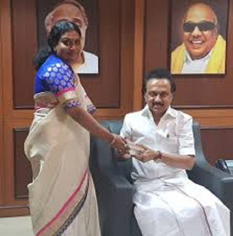 simla Muthucholan out from dmk