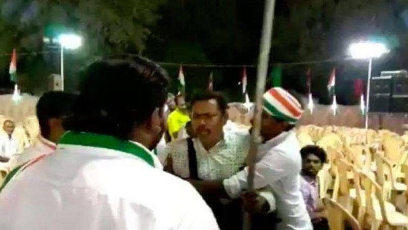 vikadan photographer attacked by congress party men