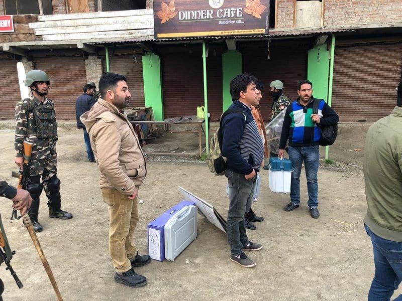 Voter are in queue for their voting right in Kashmir vally