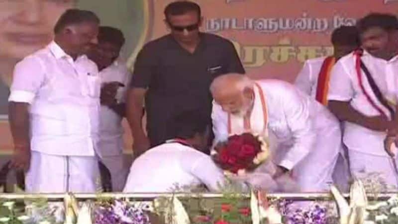 PM Modi fell into the legs blessing