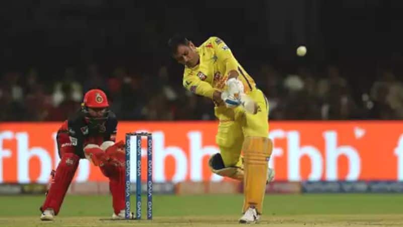 dhoni sent ball out of chinnaswamy stadium in the match against rcb