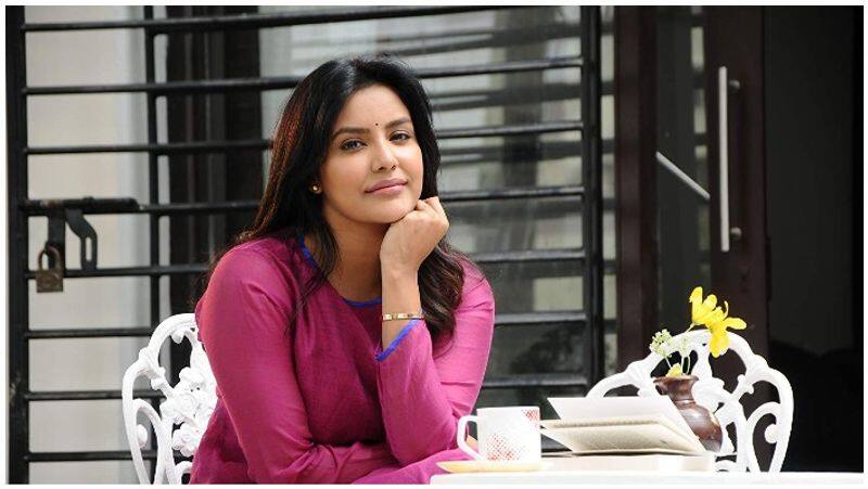 priya anand fights with a twitter fallower