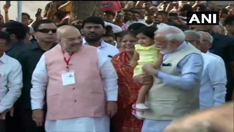 PM modi reach gandhinagar for voting before take blessing from his mother