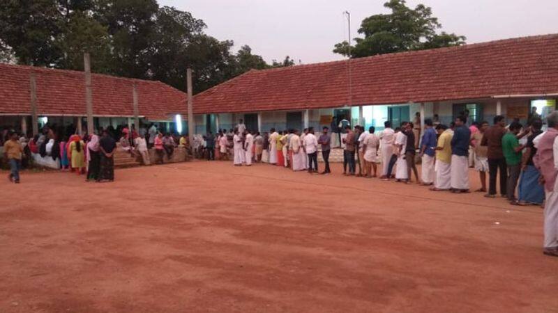 long queue in polling booths during the last minutes
