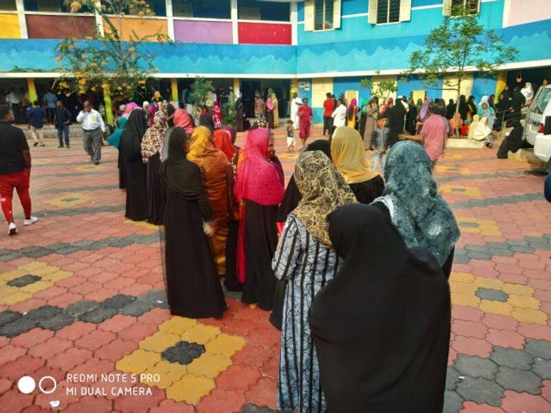long queue in polling booths during the last minutes