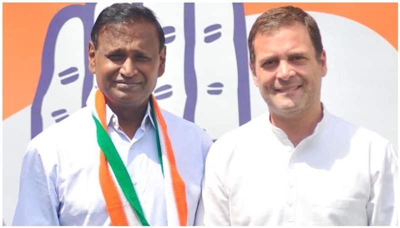 Denied ticket by bjp udit raj meets Rahul Gandhi to join congress