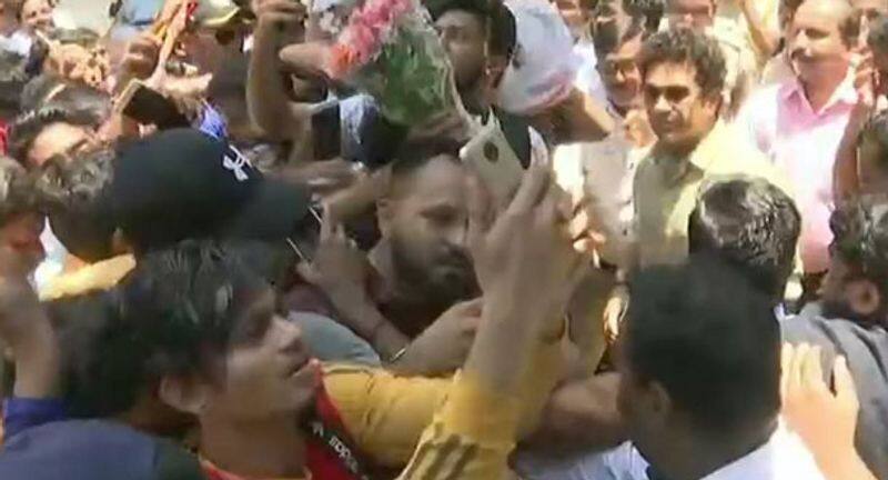 sachin came out his home and got blessings from his fans