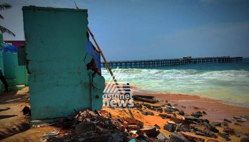 homes destroyed by waves in thiruvananthapuram valiyathura