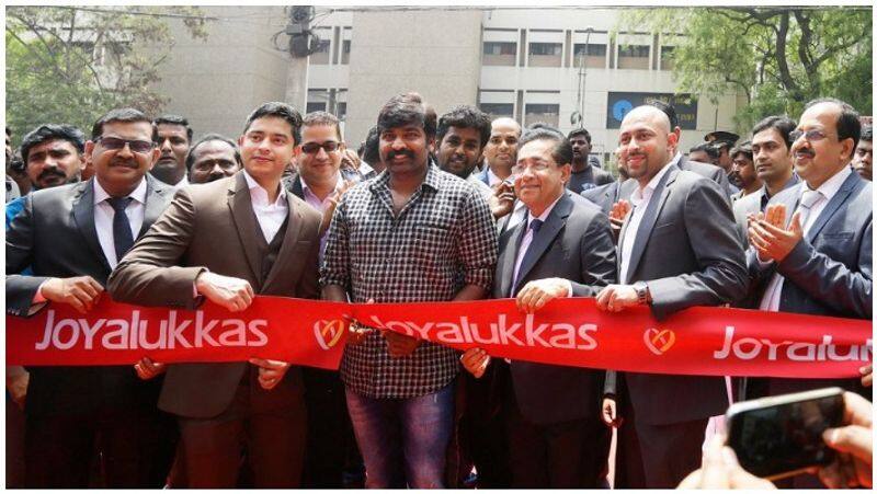 vijay sethupathi at madurai to open joy aalukkas new branch