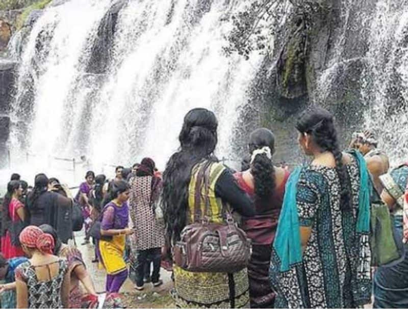 people wishing to go kutralam water falls and enjoying in summer holidays