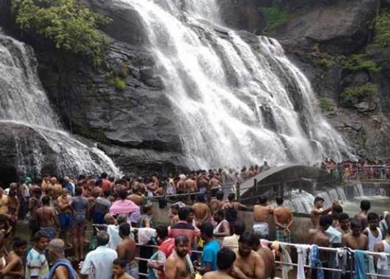 people wishing to go kutralam water falls and enjoying in summer holidays