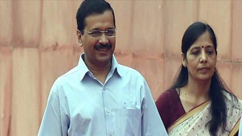 arvind kejriwal wife sunita mocks shiela dikshit and advices priyanka on delhi loksabha elections