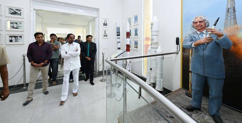 Telangana cm kcr pays tribute to APJ Abdul Kalam at Rameswaram