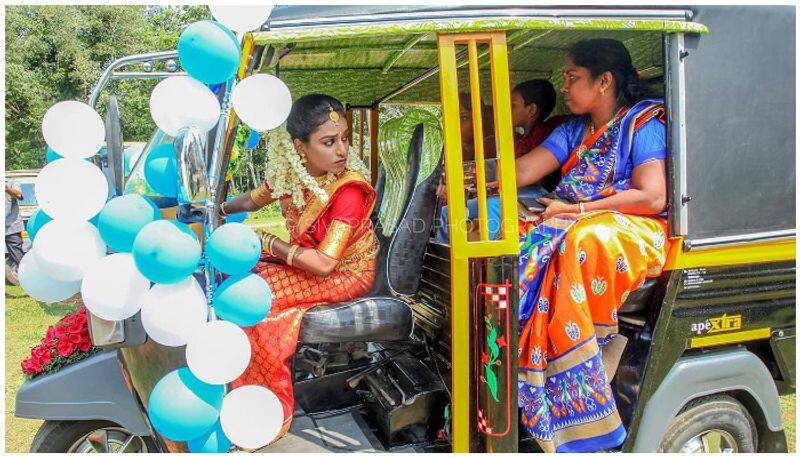 Bride arrived for wedding in auto rickshaw