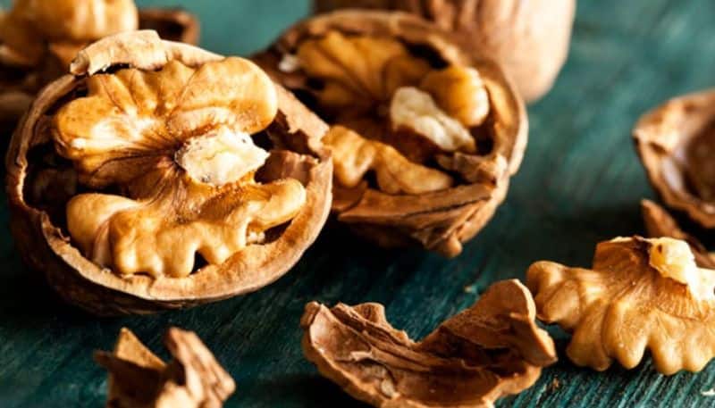 eating walnuts daily lowers heart disease risk
