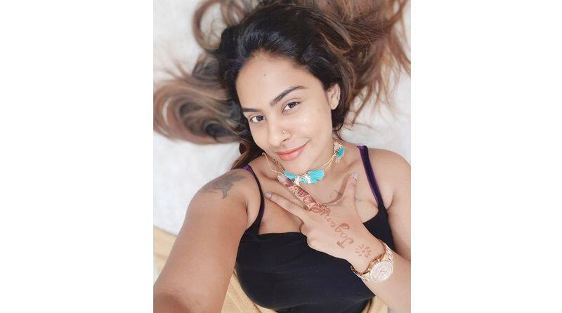 Netizens Slams Sri Reddy For Ask Fans to need Kiss Photo