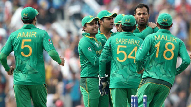 pakistan coaching staff meeting with players for longtime
