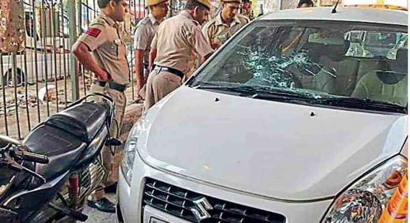 two rowdy groups gun fight in delhi