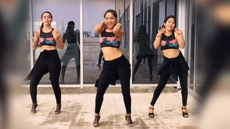 THREE GIRLS DANCE VIDEO ON KHWAB DEKHE SONG VIRAL ON INTERNET