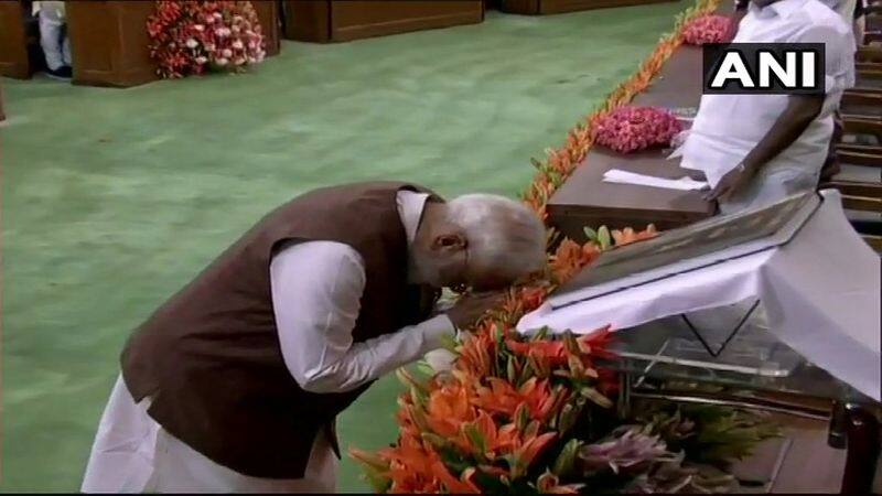 Modi bows before the constitution before starting his speech