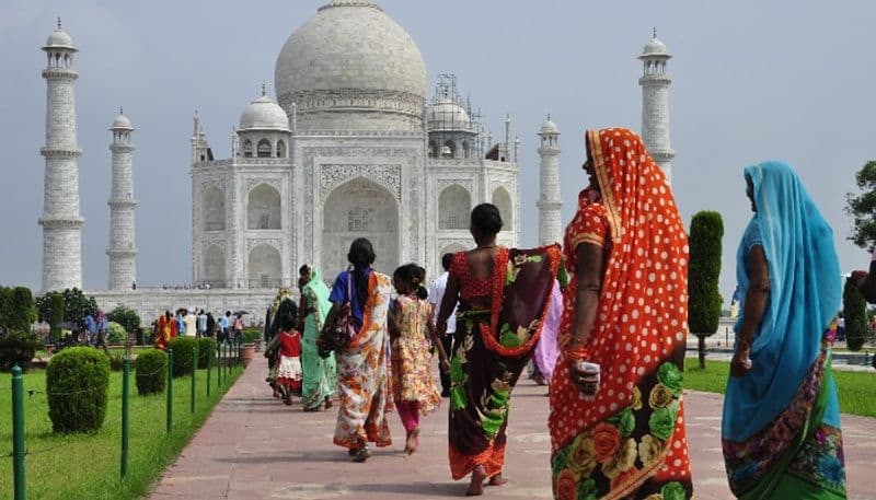 You must now pay a fine to spend more than 3 hours at Taj Mahal