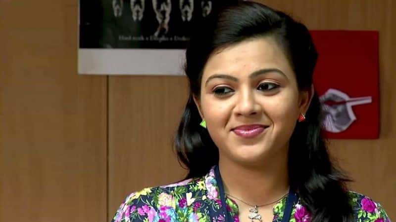 actress swetha about who is the best actor in lip lock scene