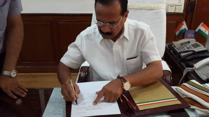 Union Minister Sadananda Gowda Collapses Due To Low Blood Sugar