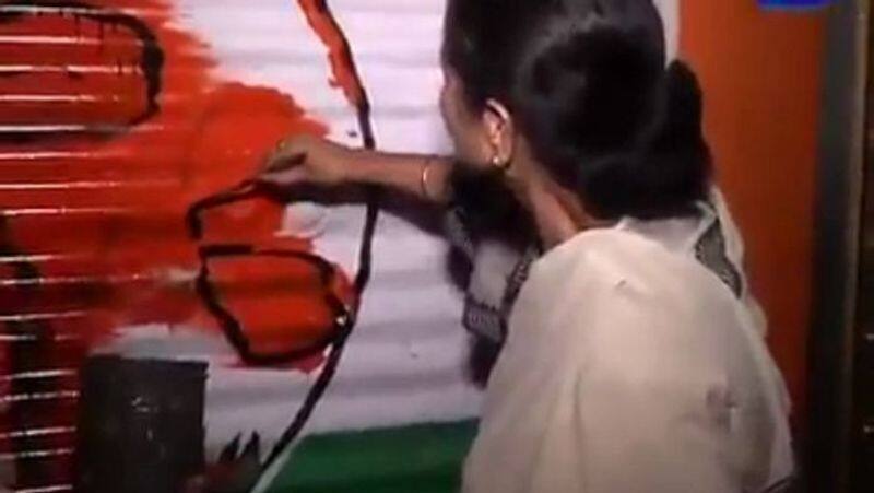 Mamata draws trinamool symbol on BJP office walls claims it belonged to her