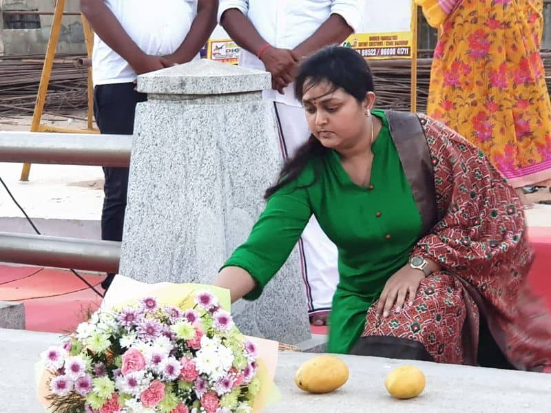 actress vindhya prayed in jayalalitha's samathi in merina beach