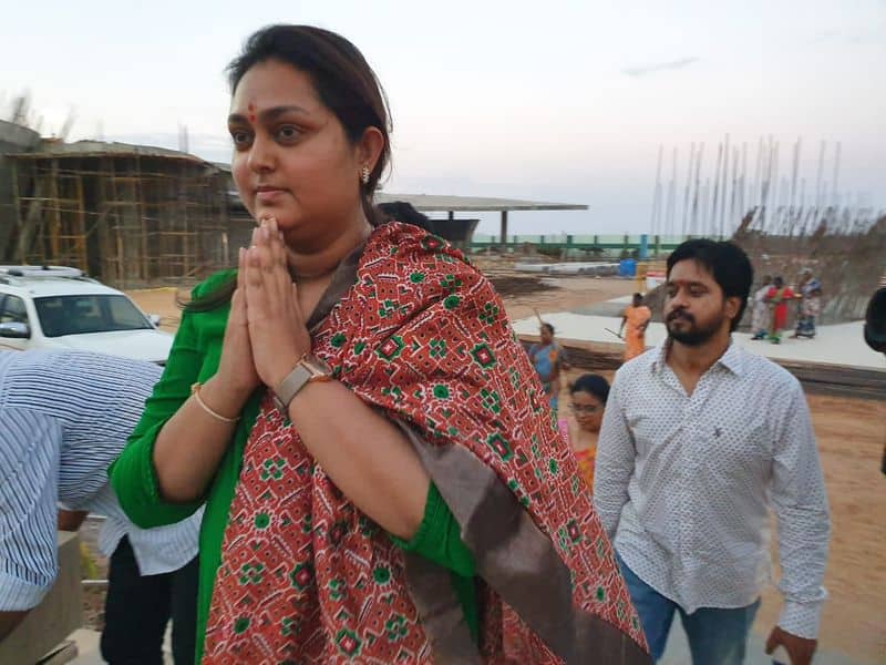 actress vindhya prayed in jayalalitha's samathi in merina beach