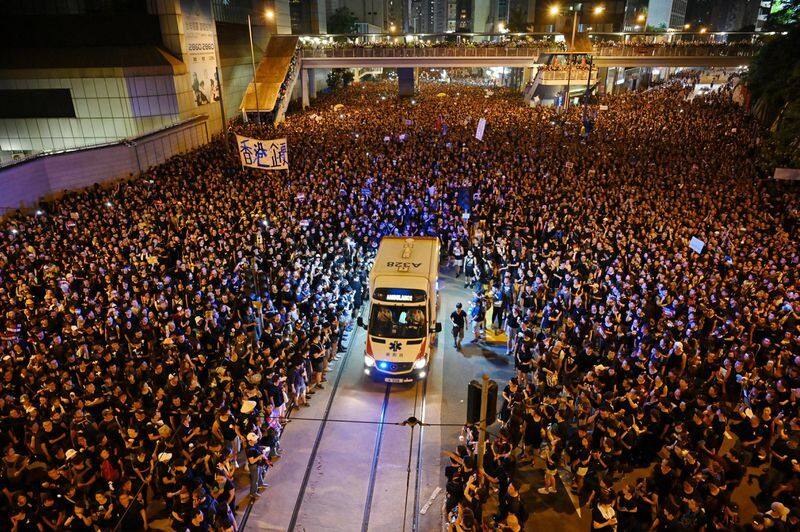 people gave way to ambulance in hongkong