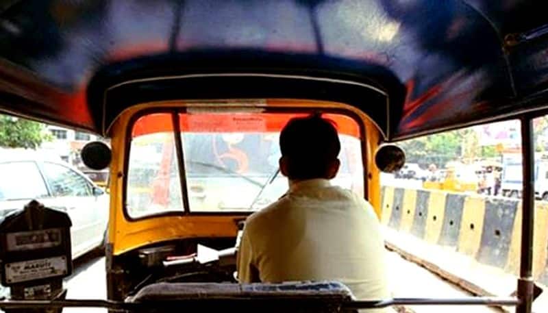 auto driver handed over suitcase to police