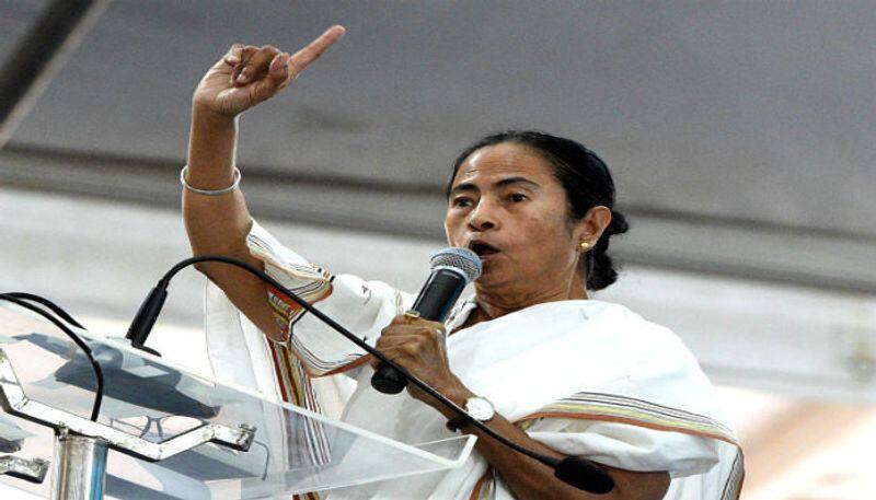 Mamata bannerji slams Bjp on karnataka issue
