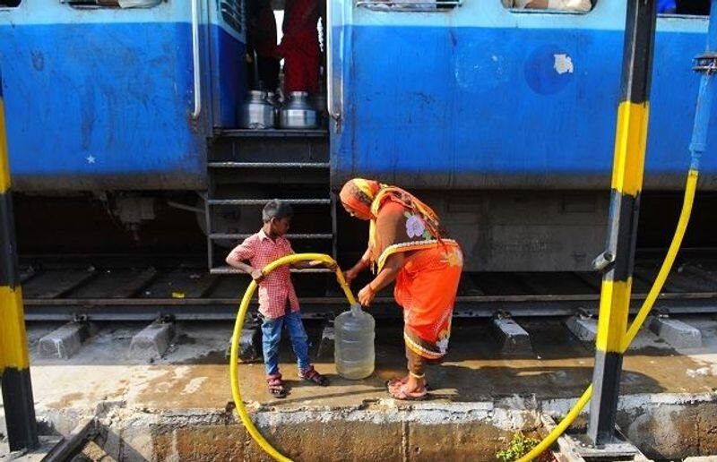10 year old boy daily travelling 14 kilometer in train to get two can water in Aurangabad