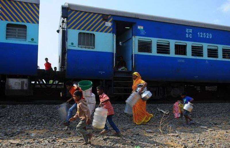 10 year old boy daily travelling 14 kilometer in train to get two can water in Aurangabad